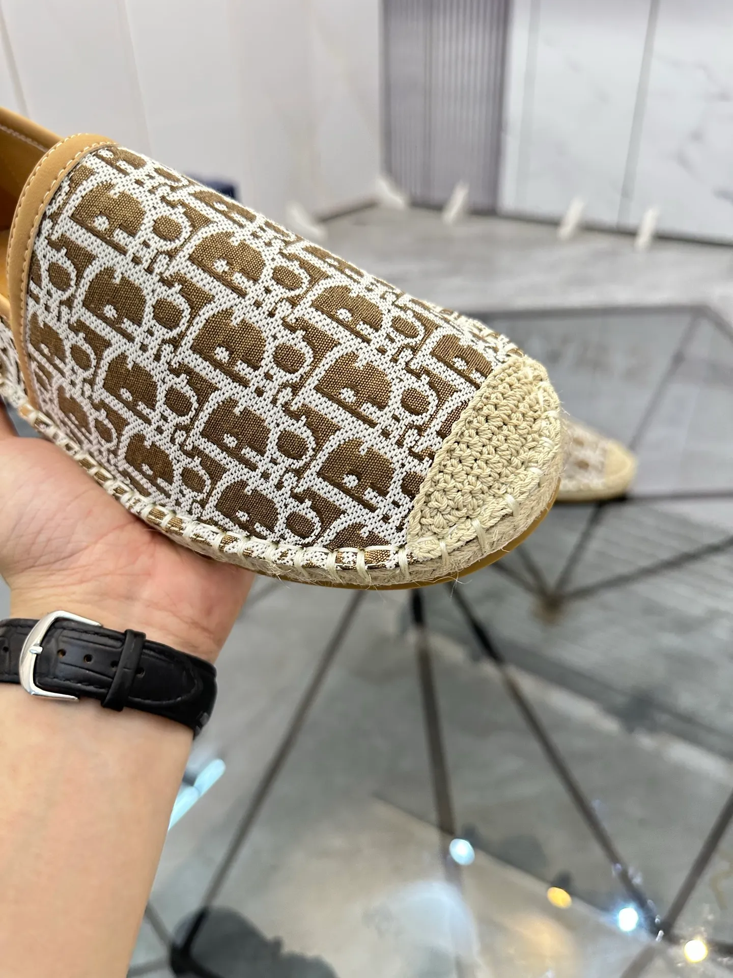 Men's shoes for sale 💰: 💰P400¥ Product trademark: Dior* "Dior*" low-top fisherman's shoes Regular size: 38-44 (can be customized to 37.45) Product materials: imported cowhide leather upper spliced ​​with original fabric, sheepskin lining, original outsole. Number: 1023